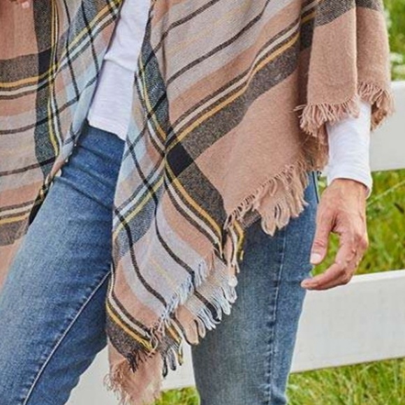 🧡$4.99 SHIPPING🧡Blush Plaid Blanket Wrap - Picture 3 of 3